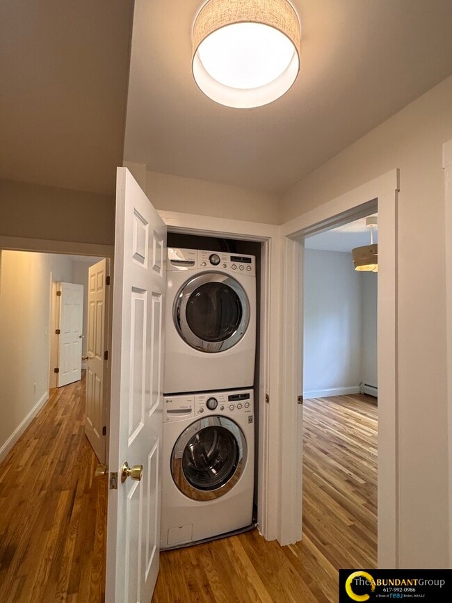 Building Photo - 275-277 River St