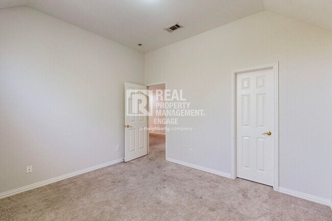 Building Photo - Elegant 5-Bedroom Home for Rent in Prime C...