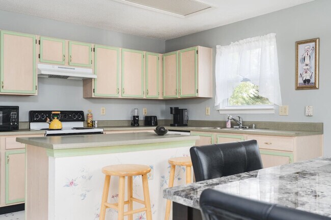 Building Photo - 2155 Shadowbrook Dr