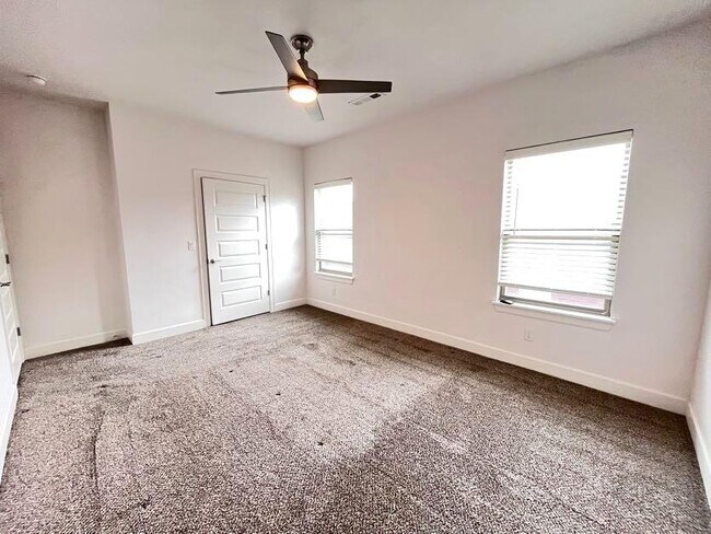 Building Photo - 418 NW Retreat Ln