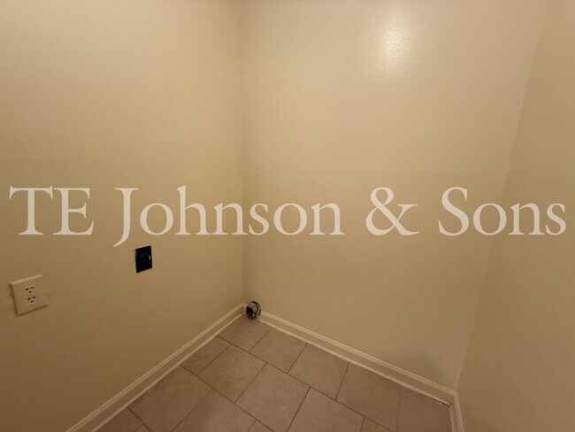 Building Photo - 2 Bedroom Utilities INCLUDED