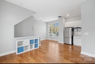 Building Photo - 840 Garden District Dr