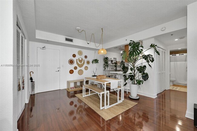 Building Photo - 7501 E Treasure Dr