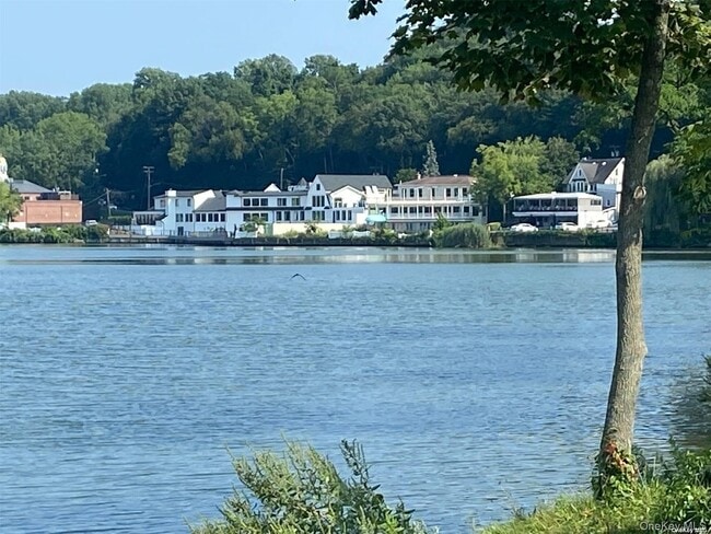 Building Photo - 51 Centershore Rd