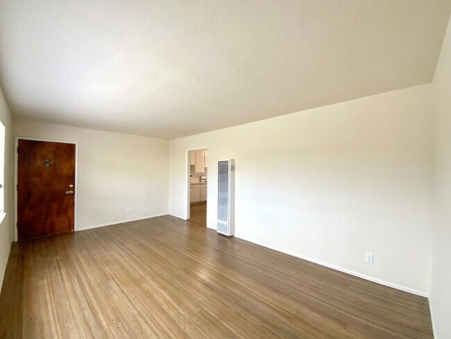 Building Photo - NEWLY RENOVATED Unit, w/ HIGH CEILINGS, Sp...
