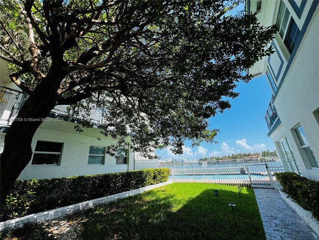 Building Photo - 946 Bay Dr