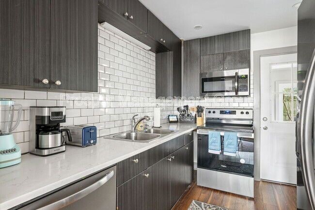 Building Photo - 201 Nassau St