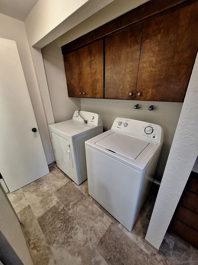 Building Photo - Two Bedroom Townhouse Style Unit