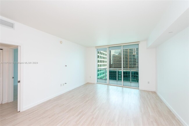 Building Photo - 950 Brickell Bay Dr