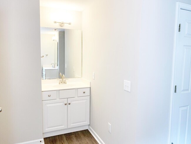 Building Photo - 105 Crown Empire Ct