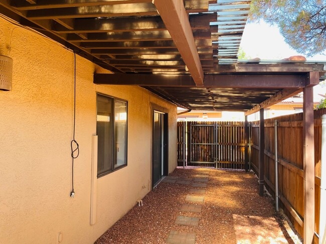 Building Photo - 155 Canyon Diablo Rd