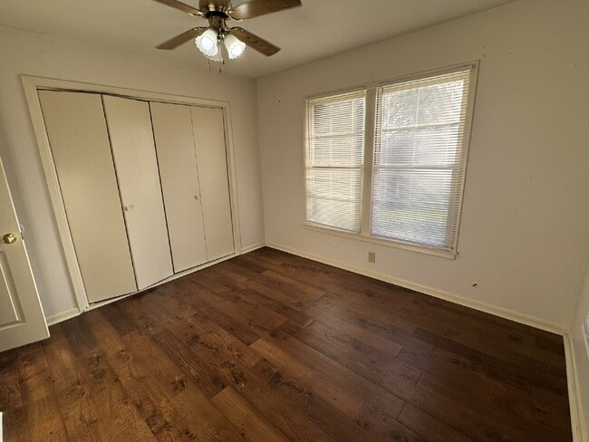 Building Photo - 3 bedroom 2 bath, great neighborhood! One ...