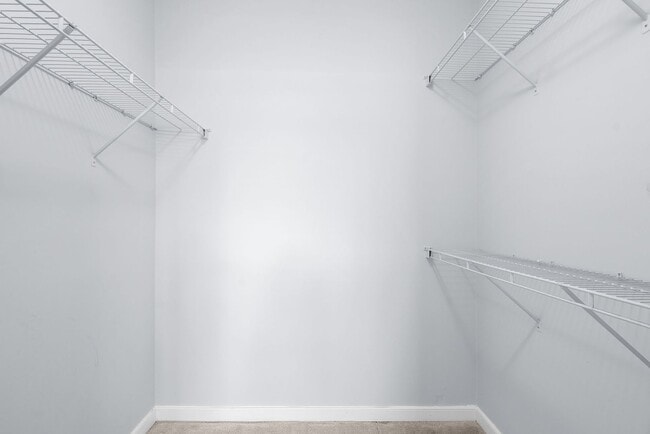 Building Photo - 1 Bed 1 Bath Plus Den - Silver Spring Condo - Garage Parking Space