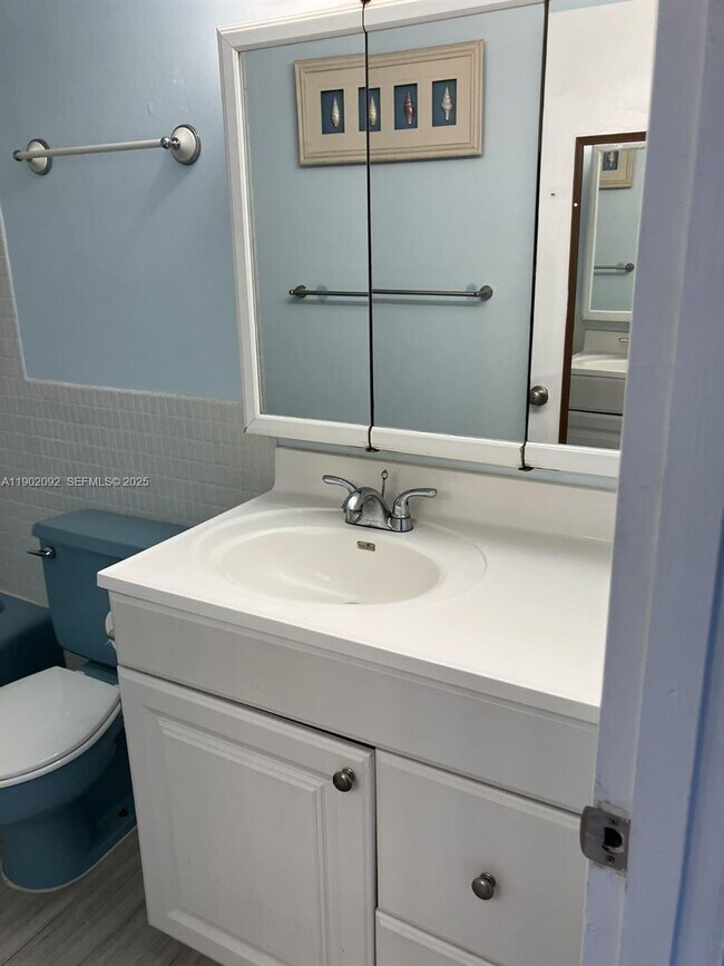 Building Photo - 1601 NE 191st St