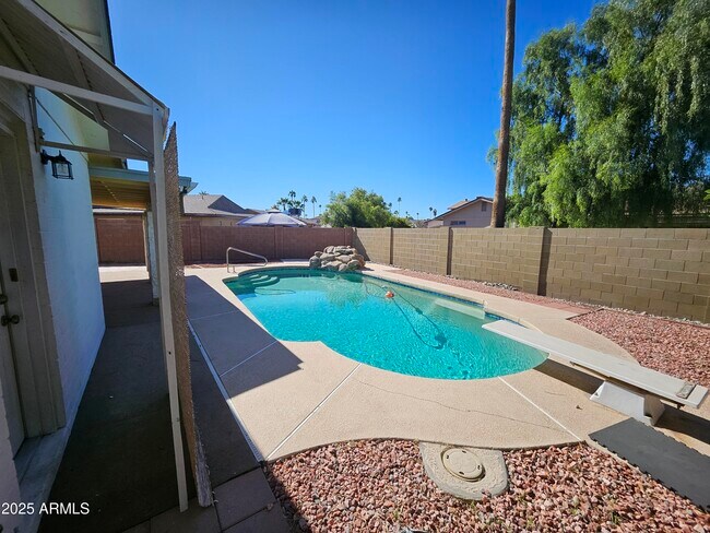 Building Photo - 2262 S Las Flores