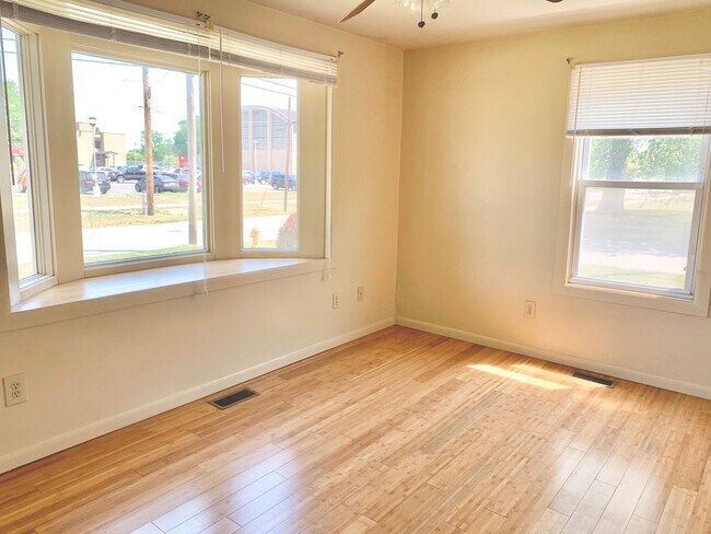 Building Photo - 215 W Lorain St