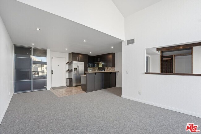 Building Photo - 5530 Owensmouth Ave