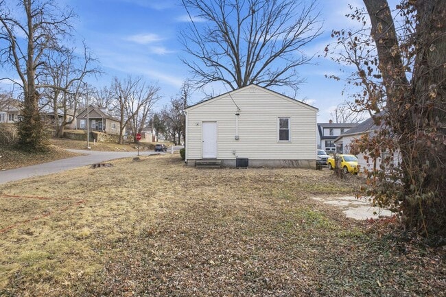 Building Photo - Updated 2 Bed, 1 Bath Home with Modern Finishes & Off-Street Parking