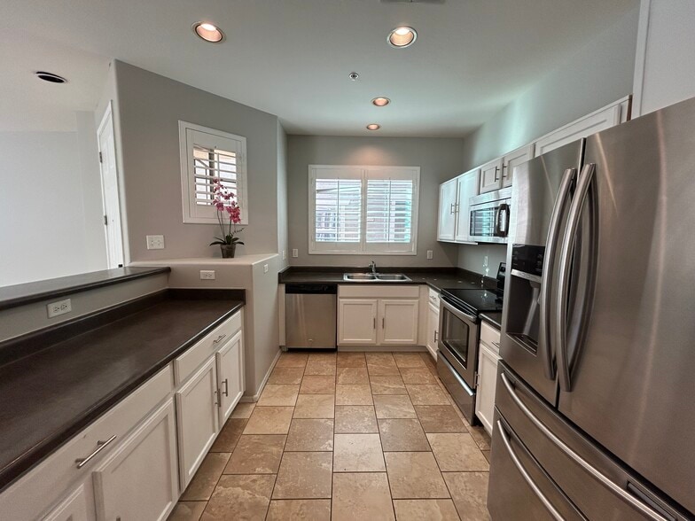 Building Photo - 8111 W Lynwood St