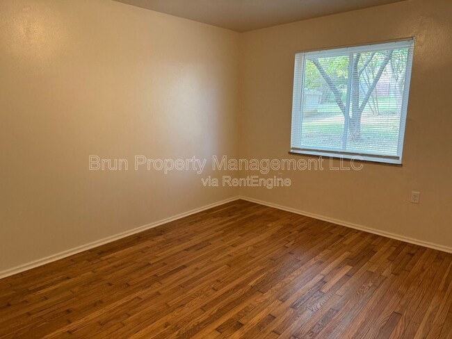 Building Photo - 3817 Woodlake Dr