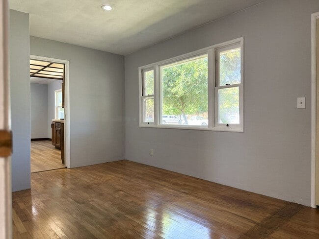 Building Photo - Spacious 2/2 home near shopping