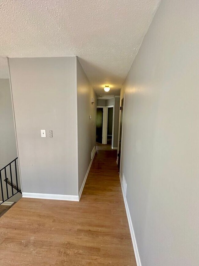 Building Photo - Charming Split-Level Single-Family Home – 5 Bed | 2 Bath