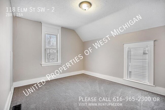 Building Photo - Available Now | Cute 2 Bedroom, 1 Bath Upp...