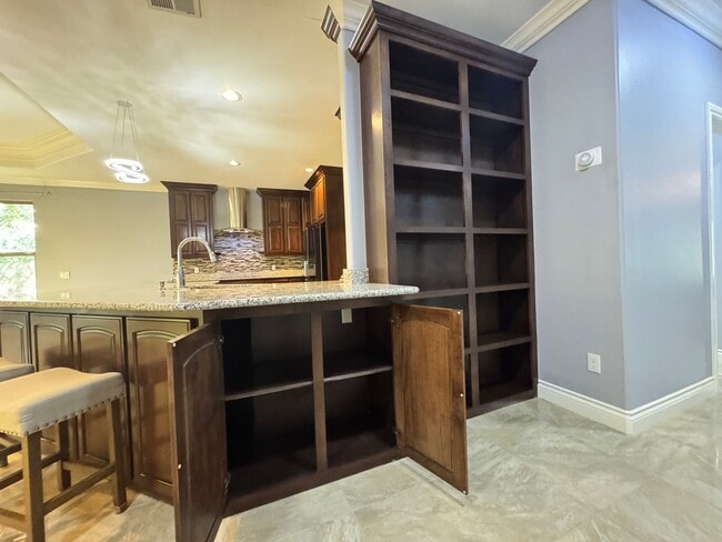 Building Photo - Spacious 3 Bedroom 2.5 Bath Home Near Okla...