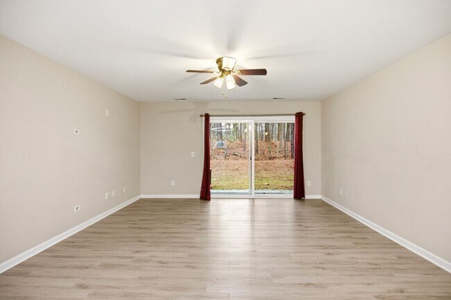 Building Photo - 3 Bedroom 2 Bath