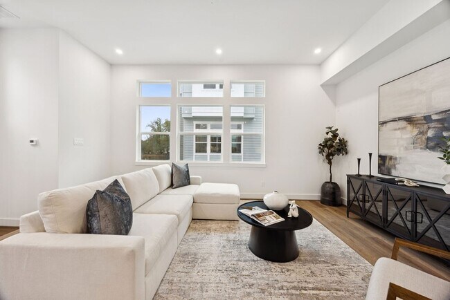 Building Photo - 2121 A Hoskins Dr