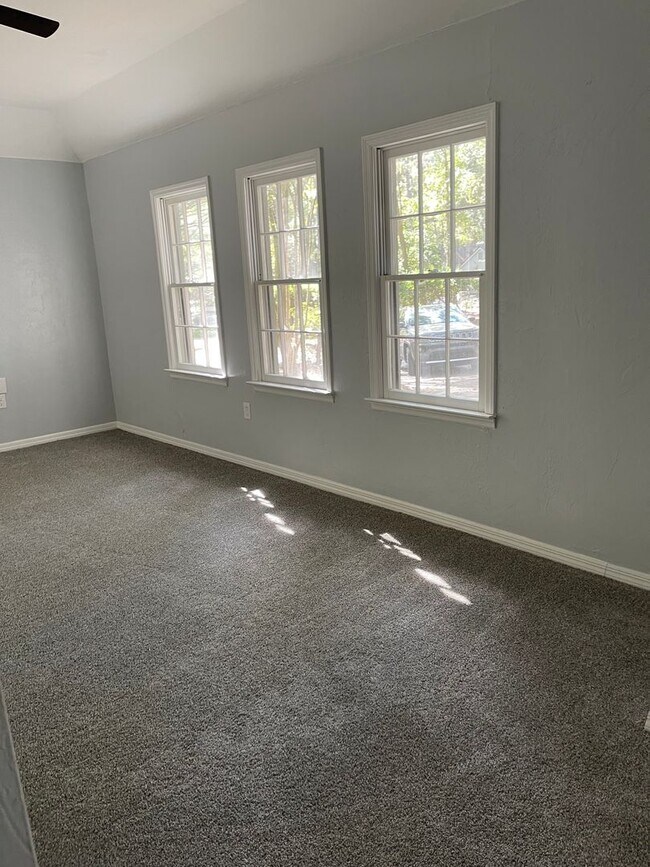 Building Photo - Spacious 2/2 with 2 Car Garage and W/D Hoo...