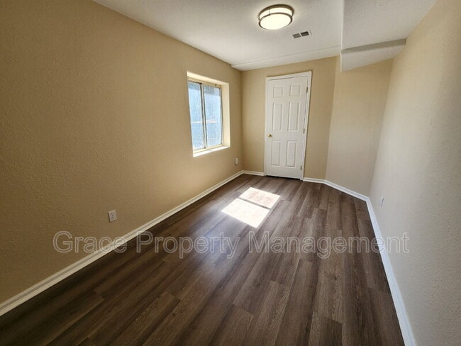 Building Photo - 553 Arbor Dr