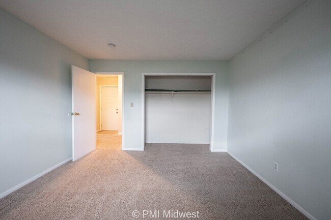 Building Photo - 209 W Green Meadows Dr