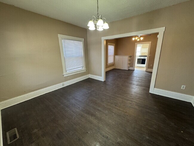 Building Photo - "Charming 2-Bedroom Gem in Wichita: Cozy 1...