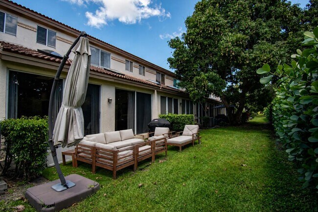 Building Photo - 6744 Via Regina