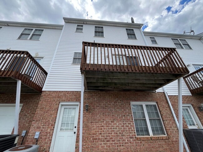 Building Photo - Townhouse at Wellington in Wyndhurst