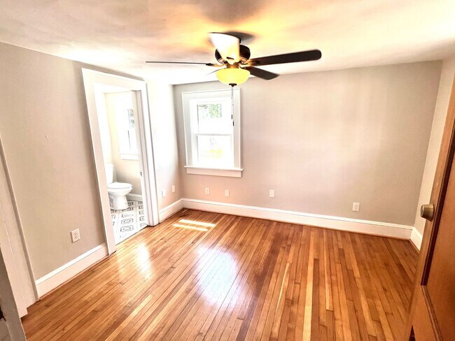 Building Photo - Completely Renovated 4BR Beach Cottage! Tw...