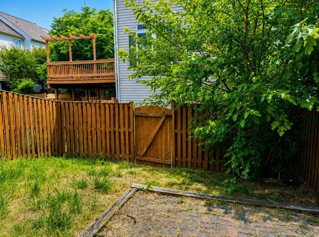 Building Photo - Elegant 3-Level Brick Front Townhome with 3 Bedrooms, 2.5 Baths & 1-Car Garage in South Riding