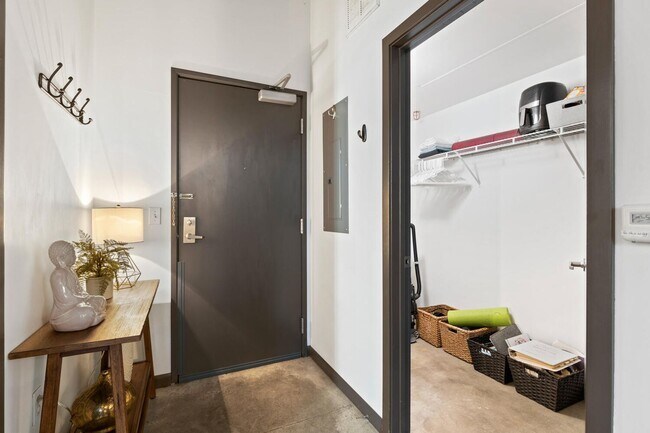Building Photo - **FURNISHED** Streetcar Lofts studio w/parking/storage/Juliette balcony/fitness center/courtyard ...