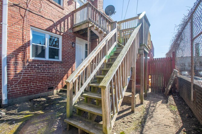 Building Photo - Relaxing 1 BR & 1 Den/1 BA Apartment in Pl...