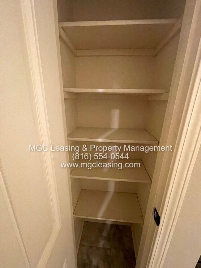 Building Photo - Eagle Creek Townhome - Unlock One Month Free with a May Move-In & 13-Month Lease