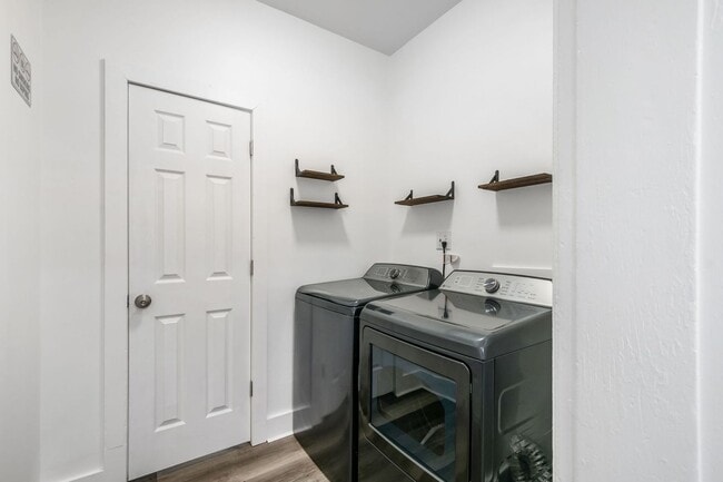 Building Photo - Fully renovated...extra half bath...laundr...