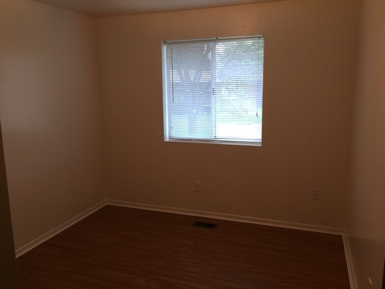 Building Photo - 1042 Ellen Cir