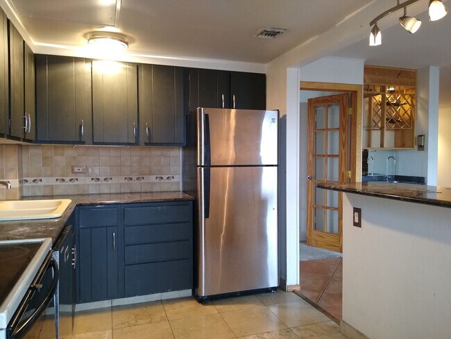 Building Photo - Amazing Penthouse 2 Bedroom 2 Bath With Mo...