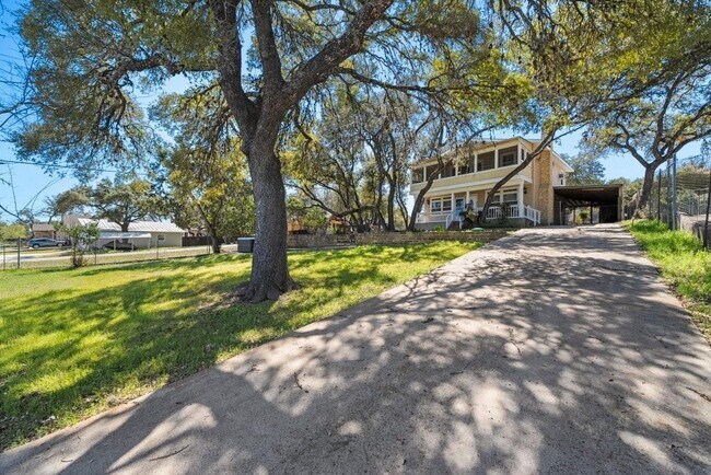 Building Photo - 2033 Lakeview Dr