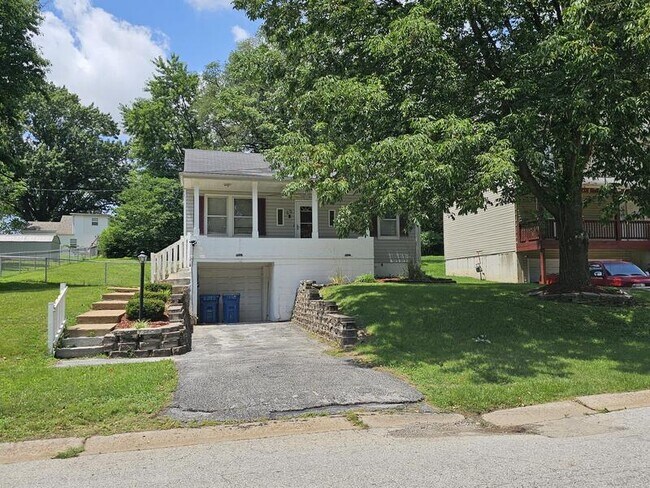 Building Photo - 25 N Marguerite Ave