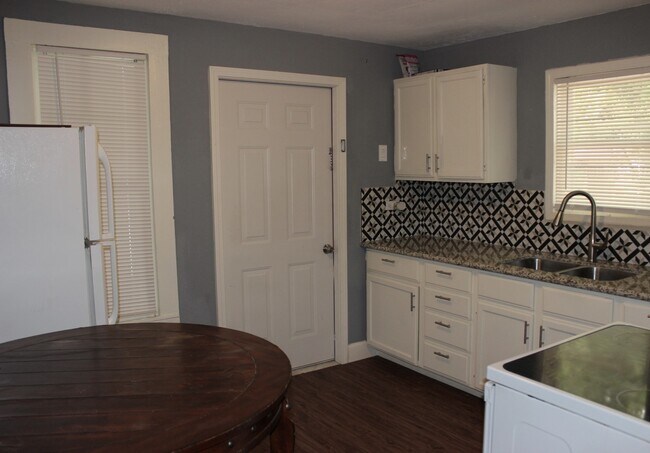 Building Photo - 1312 E Alamo St