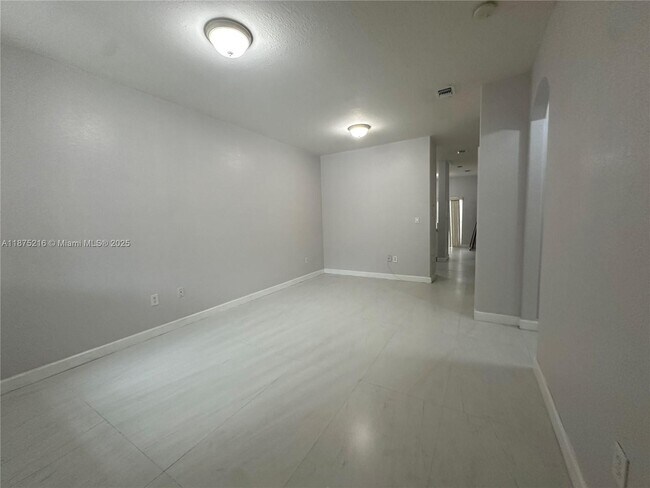 Building Photo - 1651 SE 28th Ct