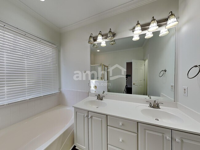 Building Photo - 8005 Red Oaks Trl
