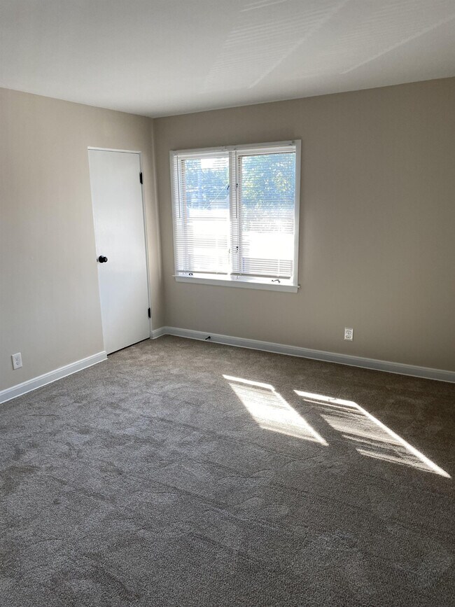 Building Photo - 9421 W North Ave